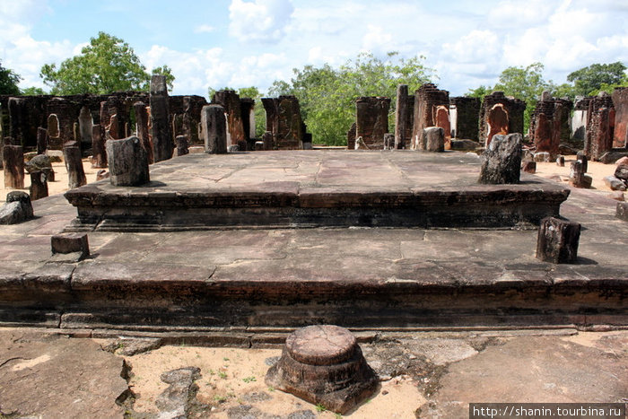 Основание и обломки колонн большого, но безымянного храма Полоннарува, Шри-Ланка