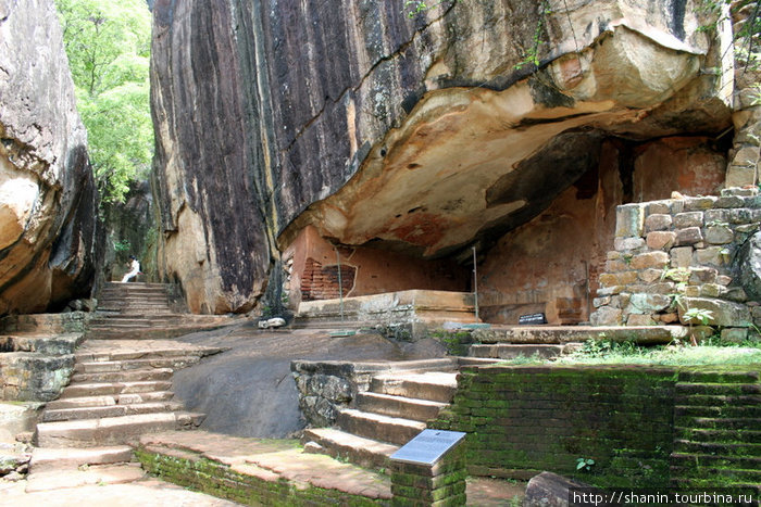 Пещера для медитаций у основания скалы Сигирия, Шри-Ланка