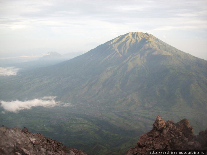 Соседняя гора пока еще видна, но и до нее через пару часов доберутся облака. Джокьякарта, Индонезия