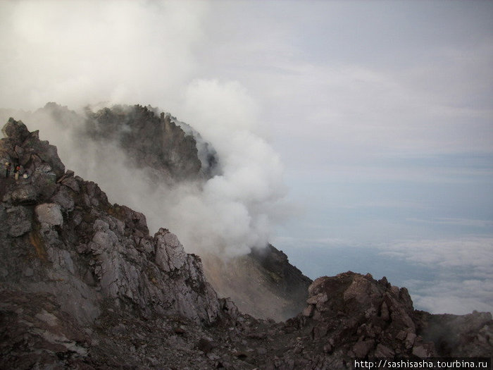 Последнее извержение было в 2006 году и он до сих пор дышит. Джокьякарта, Индонезия