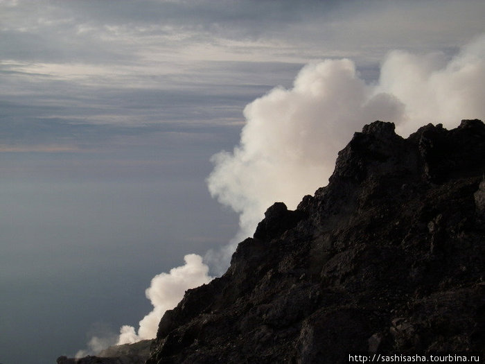 Чем выше солнце, тем гуще формируется облако вокруг вершины, и к обеду уже половина вулкана будет плотно укутана в белое. Джокьякарта, Индонезия