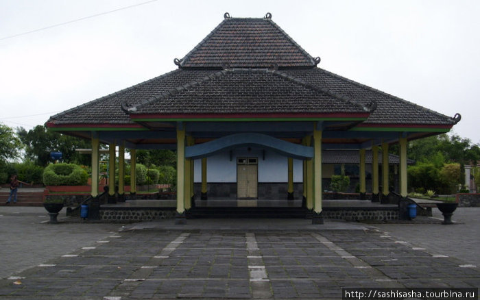 И обязательный для любого поселения храм. Джокьякарта, Индонезия