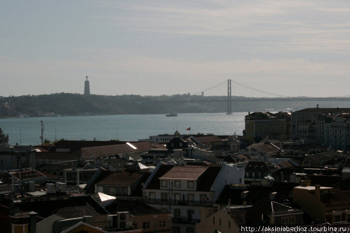 вид с Алафамы на город — перед вами статуя Спасителю, охраняющая Лиссабон и мост 25 апреля через реку Тежу Лиссабон, Португалия