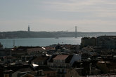 вид с Алафамы на город — перед вами статуя Спасителю, охраняющая Лиссабон и мост 25 апреля через реку Тежу
