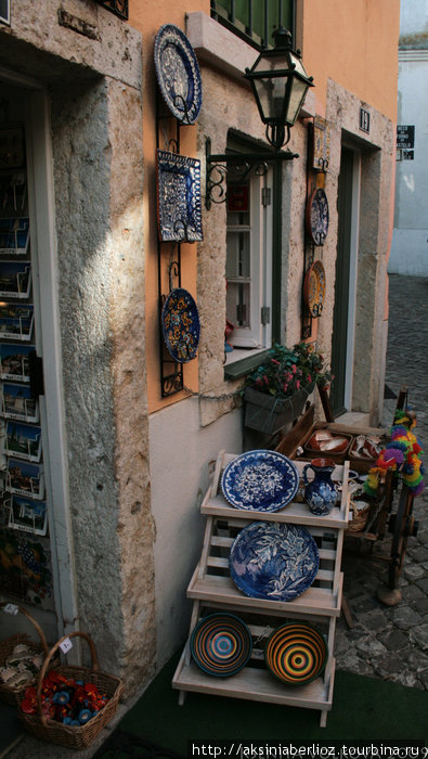 магазинчики с расписной португальской посудой Лиссабон, Португалия