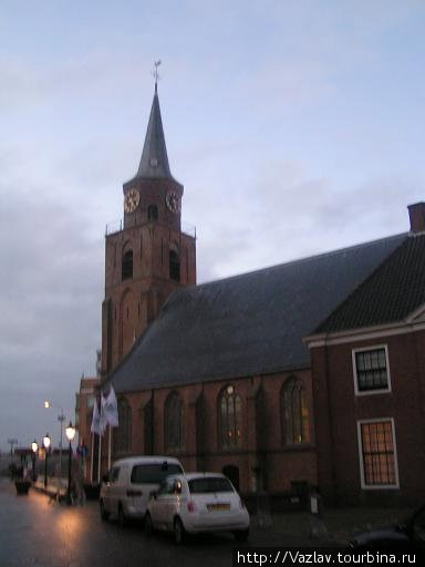 Сразу за церковью начинается море Схевенинген, Нидерланды