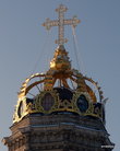Но самый необыкновенный у храма — это купол. Вместо него здесь — ажурная золоченая корона!