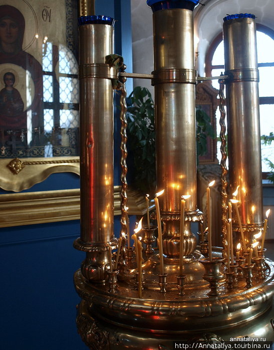 Свечи перед иконой Знамения Пресвятой Богородицы. Дубровицы, Россия