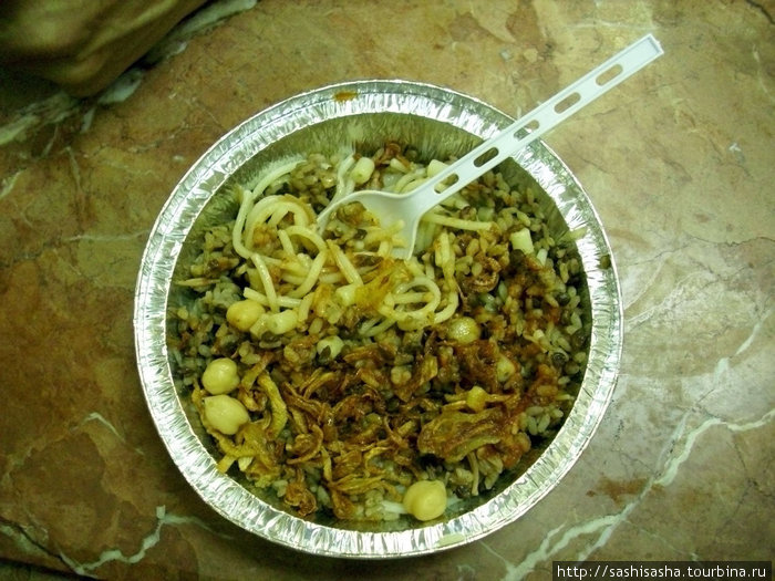 А вот так кушари выглядит, причем нам положили в одноразовые тарелки, а местным в обычную посуду, которую потом моют. Каир, Египет
