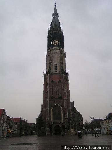 Церковь едва вмещается в объектив Делфт, Нидерланды