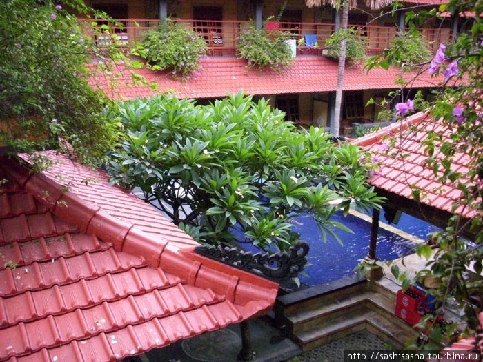 Вид из нашего окна. В каждом номере просторный балкон со столиком. Кута, Индонезия