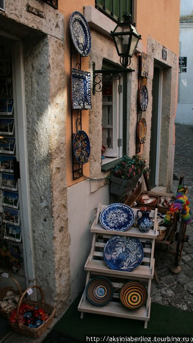 Магазинчики с традиционной португальской посудой и сувенирами в Алафаме на каждом углу. Лиссабон, Португалия