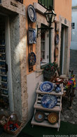 Магазинчики с традиционной португальской посудой и сувенирами в Алафаме на каждом углу.