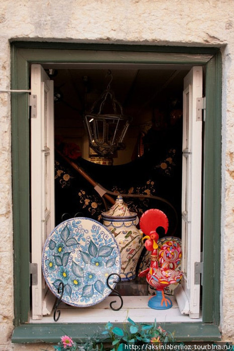 Магазинчики с традиционной португальской посудой и сувенирами в Алафаме на каждом углу. Лиссабон, Португалия