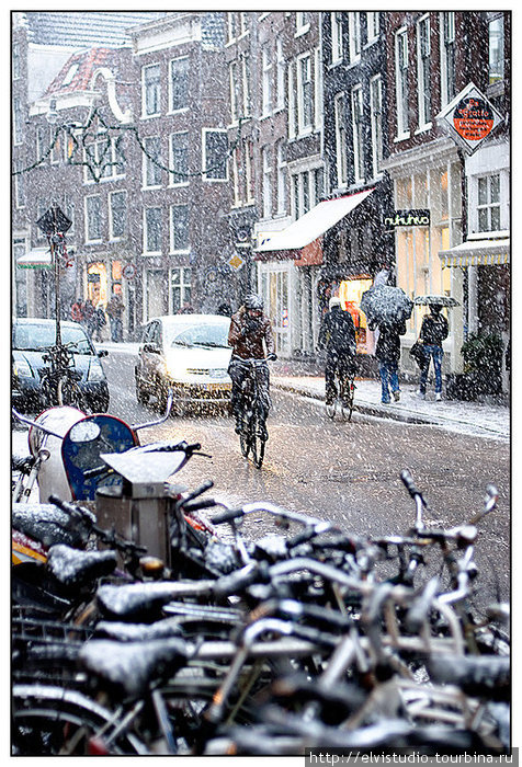 За считанные минуты город занесло снегом! Необычное зрелище — смотретьна велосипеды, занесенные снегом, на людей, продолжающих ехать на велосипедах по своим делам...