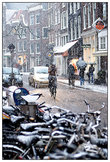 За считанные минуты город занесло снегом! Необычное зрелище — смотретьна велосипеды, занесенные снегом, на людей, продолжающих ехать на велосипедах по своим делам...