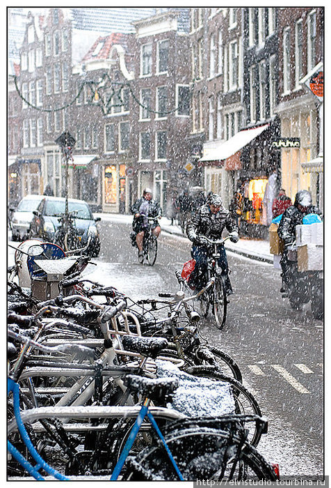 Амстердам — очень красивый город. А в снегопады он становится еще краше и сказочнее!:)