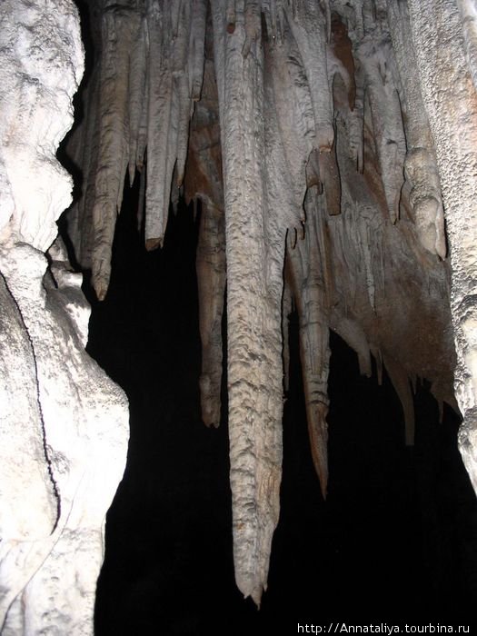А еще там есть интереснейшие полудикие пещеры. Но чтобы попасть в них, надо долго подниматься в горы, по крутым склонам. Но я смогла! :) Хорватия