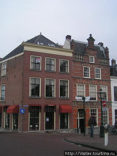Два разных здания Лейден, Нидерланды