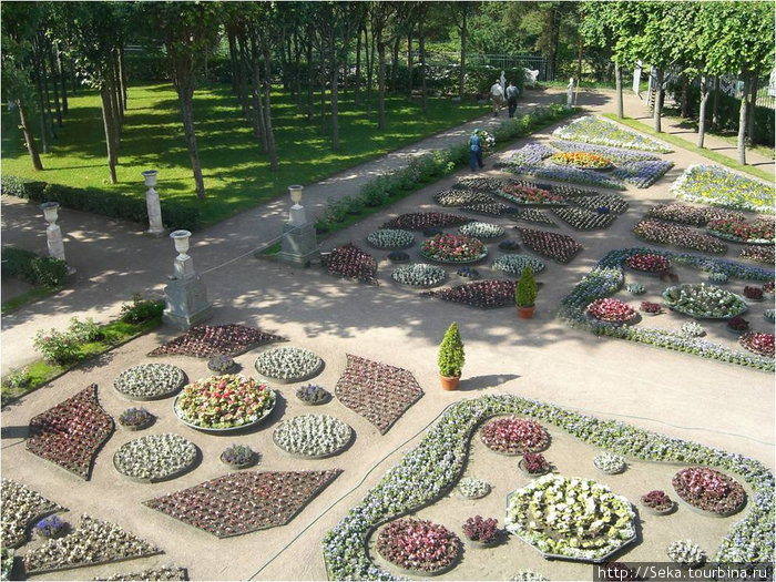 Собсвенный садик и окон Большого дворца Павловск, Россия