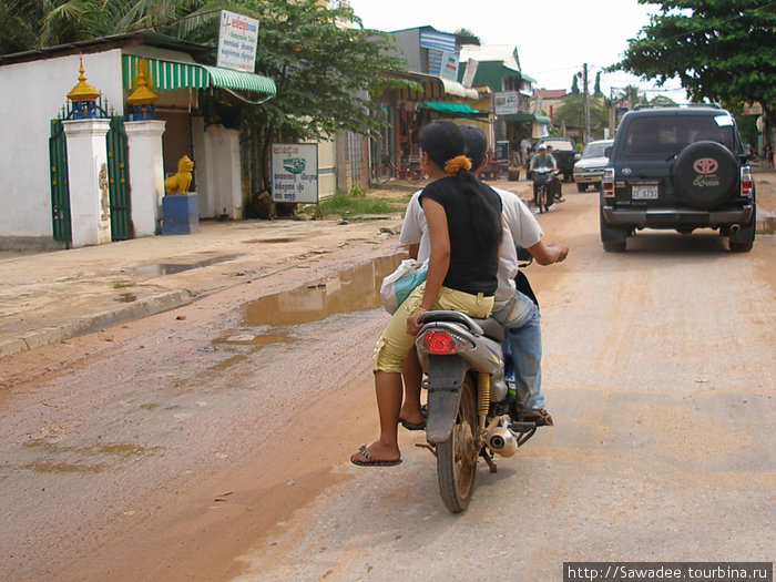 Элегантный местный способ перемещения для дам — вполоборота. Один сланец всегда висит на кончиках пальцев. ;) Сиемреап, Камбоджа