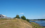 Деревня стоит на крутом берегу Илыча