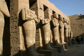 Рамсес II — чем круче фараон, тем выше его статуя, и тем их больше :)