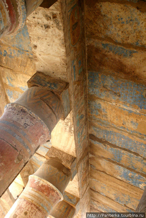 Когда-то стены и колонны здесь поражали буйством красок. Но постоянные разливы Нила сделали свое дело... Луксор, Египет