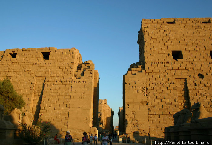 Вход в Карнакский храмовый комплекс Луксор, Египет