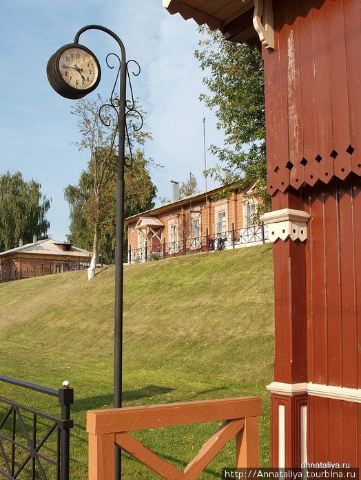 На перроне — изогнутые фонари и часы со стрелками. Тула, Россия