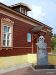Рядом — памятник Льву Толстому.