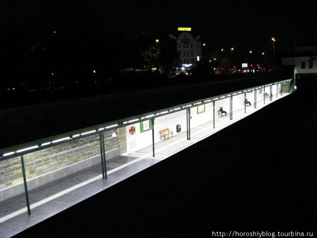 Так как венское метро неглубокое и часто выходит наружу, станции нередко расположены прямо на улице Вена, Австрия