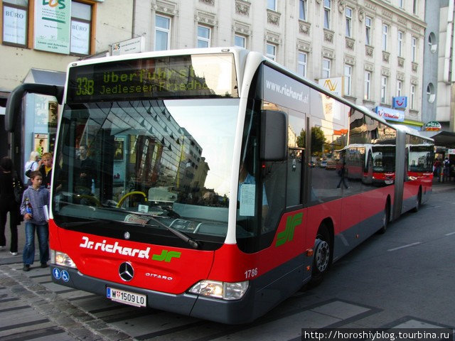 Несмотря на сравнительно небольшое количество пассажиров, автобусы с гармошками, поэтому в салоне практически всегда есть места. Вена, Австрия