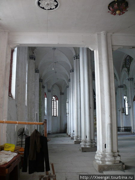 Христианская церковь внутри. На фото не видно, но алтарь на месте