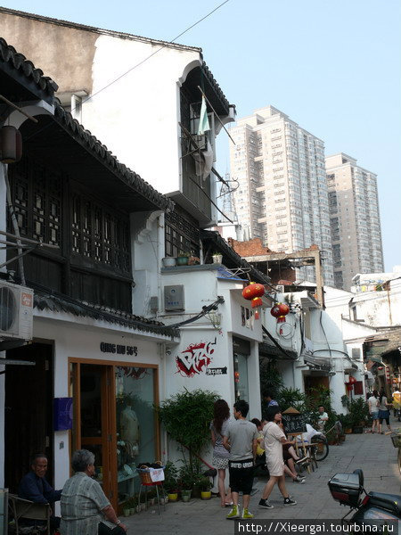 Шомэньцзе — отреставрированная узенькая старинная улочка, недалеко от набережной. Большая часть домов переделана в магазинчики безделушек, фотоателье, что самое главное – кофейни и бары. Вэньчжоу, Китай