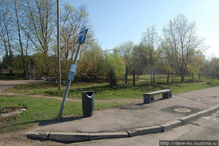 На площади перед кладбищем есть конечная автобусная остановка, по видимому автобуса номер 23. Таллин, Эстония