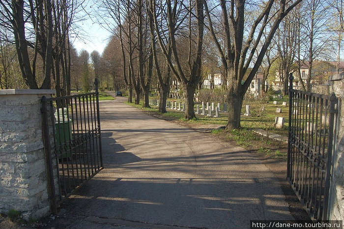Один из двух входов на Военное кладбище Таллин, Эстония