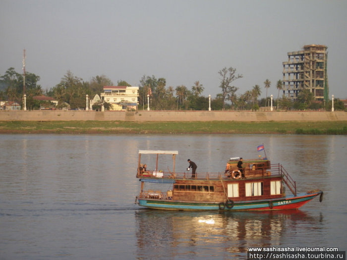 Вы можете поплавать по Меконгу в компании таких же как и вы туристов или же арендовать целую лодку только для себя, все что хотите за ваши деньги. Пномпень, Камбоджа
