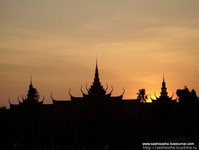 Национальный музей на закате. Пномпень, Камбоджа