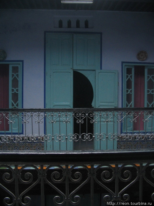 На внутреннем балкончике отеля в Шефшауэне Область Танжер-Тетуан, Марокко