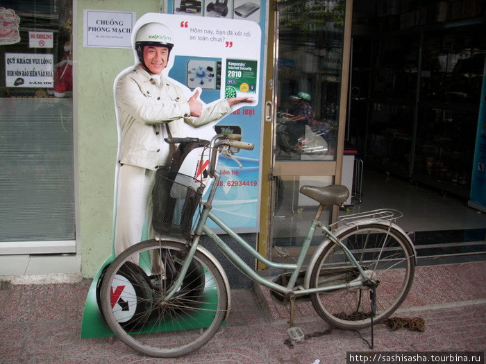 И Джеки Чан, приехав, видимо, на велосипеде рекламирует Касперского. Хошимин, Вьетнам
