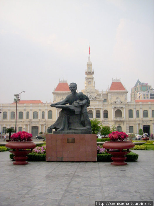 Памятник самому Хо Ши Мину. Хошимин, Вьетнам