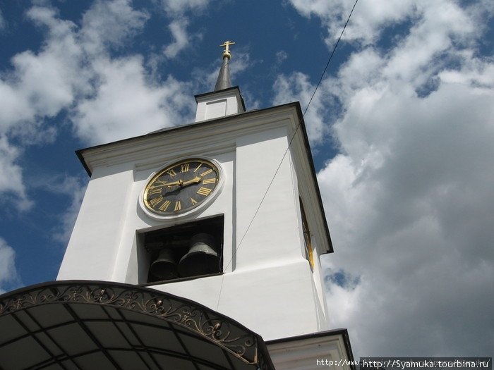 .На звоннице Успенской церкви в Щапово — несколько колоколов. Все они разные по величине и звучанию и весят от пол-пуда до 25 пудов.
