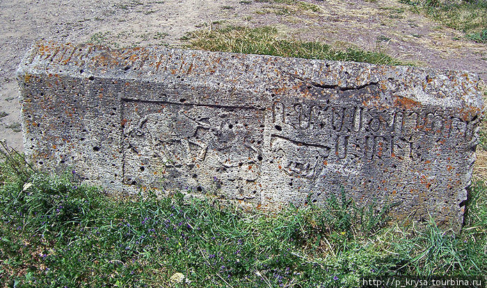 Древняя могила в Татевском монастыре Татев, Армения