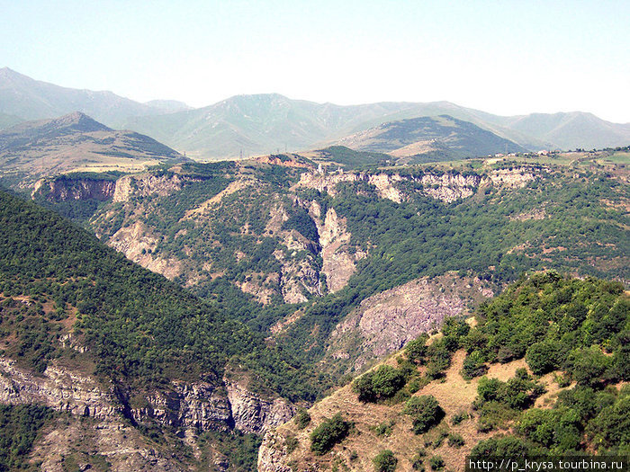 Вдали на краю обрыва виден Татевский монастырь Татев, Армения