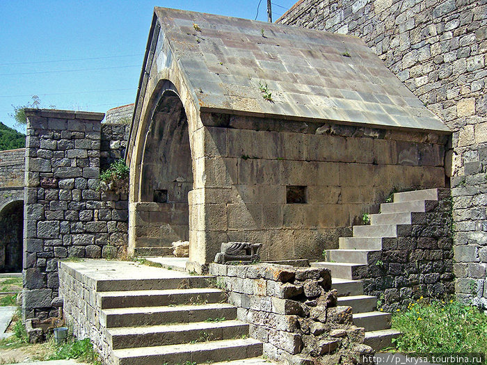 У входа в монастырь Татев, Армения
