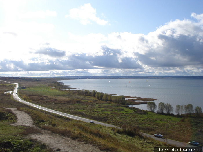 Дорога вдоль озера Переславль-Залесский, Россия