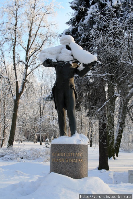 Памятник И.Штраусу. Композитор 16 лет с перерывами исполнял вальсы для публики павловского Воксала.