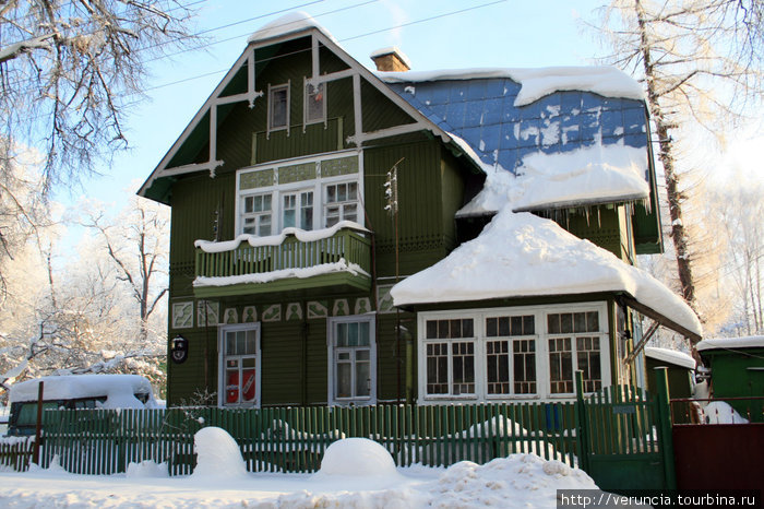 И снова зеленый дом. Павловск, Россия