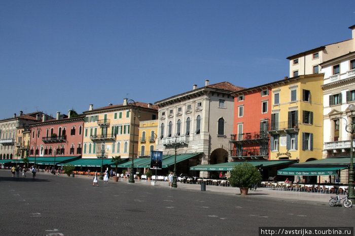 разноцветные дома на площади Бра Верона, Италия